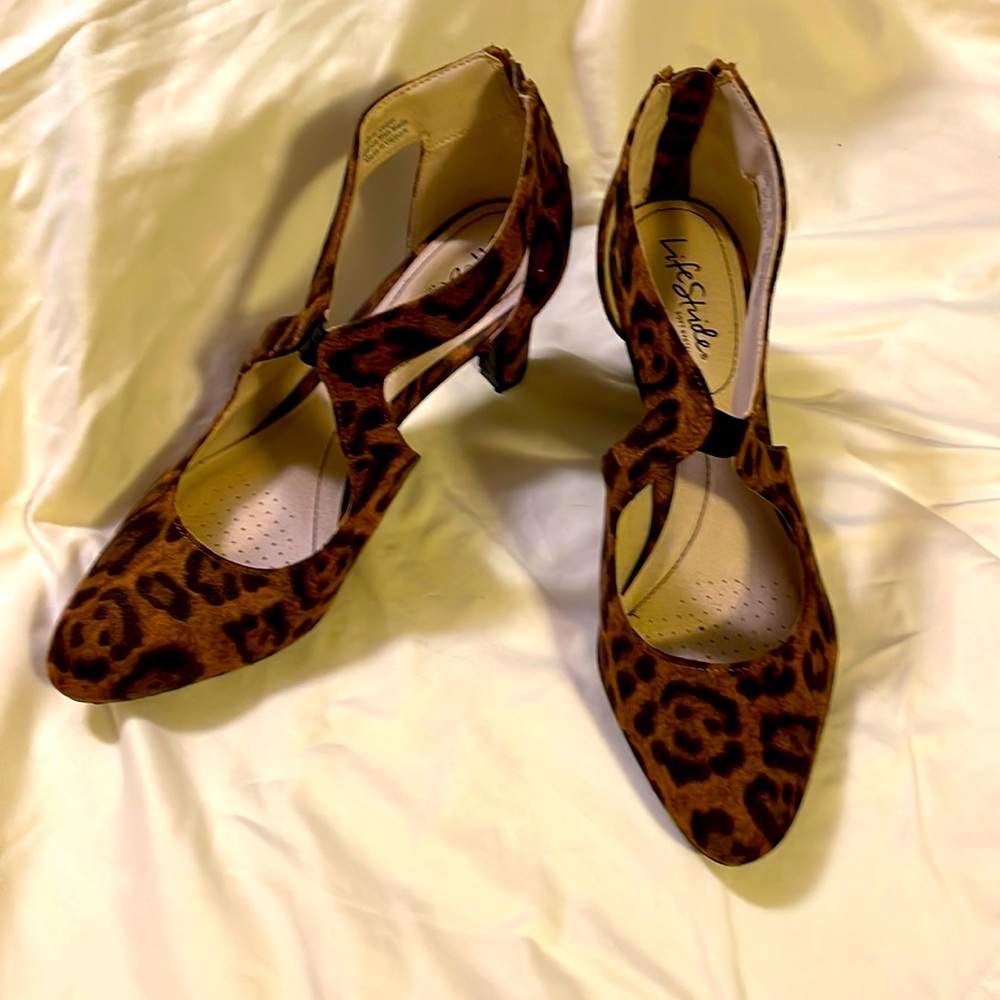 Life stride animal print pumps sz 10. Cushy and comfy - back zip closure